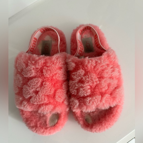 Kids FLUFF YEAH Uggs - Picture 1 of 3